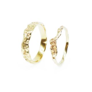 Prsteny, které nesou vlnu života! 🌊 Tento pánský snubní prsten je jako klidná hladina, na níž se odráží světlo. Jeho jemná...