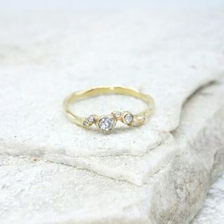 Tanec vln a světla Prsten RivaDance zachycuje pohyb vody – jemné vlnění, které se přelévá prostorem a hraje si se světlem....