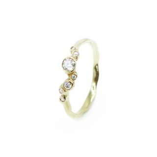 Prsten RivaDance je o pohybu, proměně a plynutí. O tanci, který nikdy nekončí, ale vždy nachází svůj rytmus.