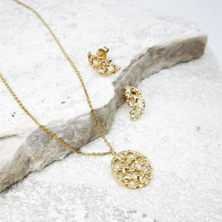 🌙🌙Tyto zlaté náušnice můžete nosit samostatně nebo v dokonalém souladu s náhrdelníkem Moon, kde se kruh uzavírá a Měsíc se...