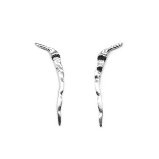 Náušnice Flow - stříbrné klenoty inspirované ladností tekoucí vody. Tyto náušnice jemně splývají po vašem ušním lalůčku,...