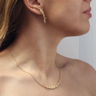 Alga Jemně se vlní jako mořské řasy unášené proudem. Organicky tvarovaný náhrdelník zachycuje lehkost, plynutí a tichý...