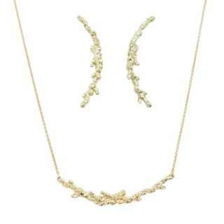 Alga – jako řasa, která se pohupuje ve vodě, jemně, tiše, svobodně. ⠀ Náušnice a náhrdelník z kolekce Alga se s tebou...